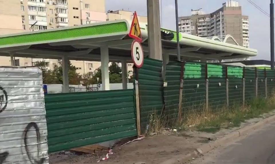 Прокуратура просить суд заборонити будівництво АЗС на вулиці Ревуцького у Києві