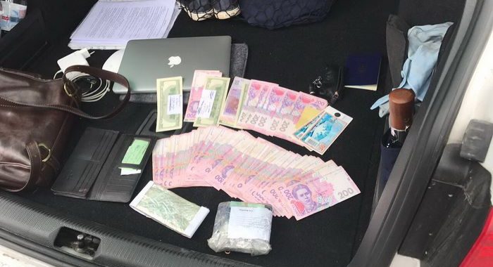На Київщині сільського голову викрили на хабарі у ₴250 000 (ФОТО) На Київщині сільського голову викрили на хабарі у ₴250 000 (ФОТО)