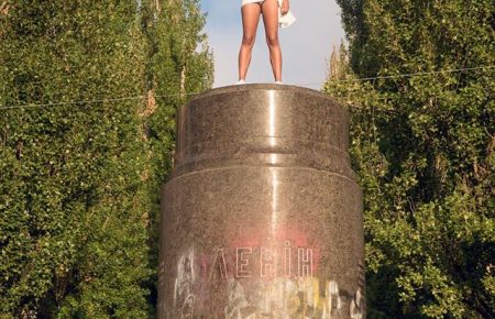 Активістка FEMEN зобразила статую Свободи з оголеними грудьми на постаменті знесеного Леніна