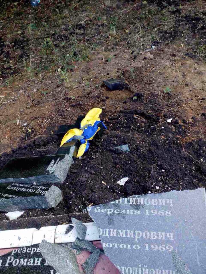 На Донеччині розтрощили пам'ятник загиблим бійцям батальйону Кульчицького