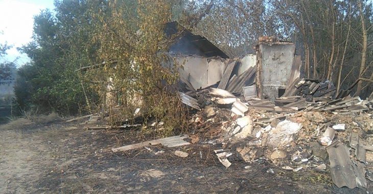 Пожежа в Станично-Луганському районі не вщухає, знищено 28 дачних будинків (ВІДЕО) Пожежа в Станично-Луганському районі не вщухає, знищено 28 дачних будинків (ВІДЕО)