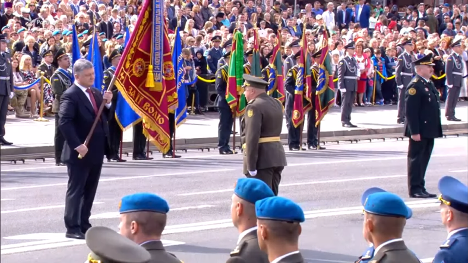 Петро Порошенко вручив бойові прапори командирам військових частин