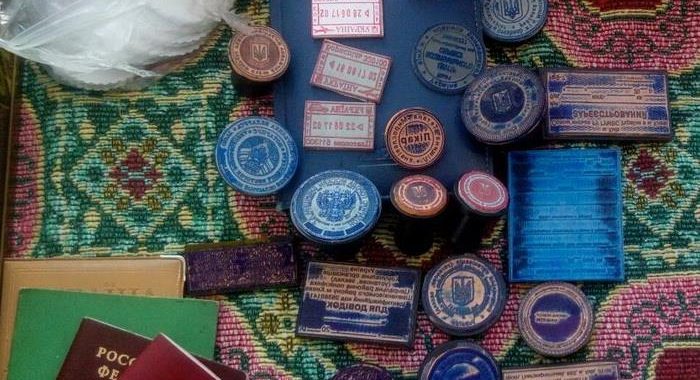Легалізація нелегалів: в столиці виготовляли підроблені документи (ФОТО) Легалізація нелегалів: в столиці виготовляли підроблені документи (ФОТО)
