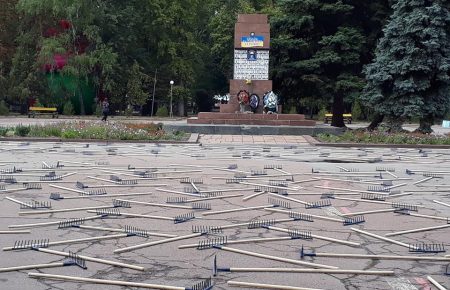 Мистецький фестиваль у Кропивницькому: довкола знесеного пам’ятника Леніну розклали граблі (ФОТО)