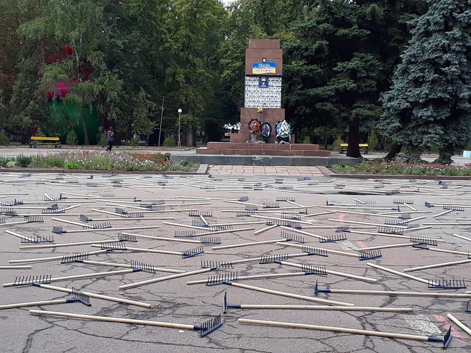 Мистецький фестиваль у Кропивницькому: довкола знесеного пам’ятника Леніну розклали граблі (ФОТО)
