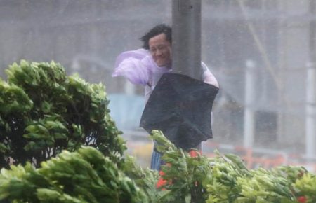 Від потужного тайфуну у Гонконзі позакривали школи та скасували сотні авіарейсів(ФОТО, Відео)