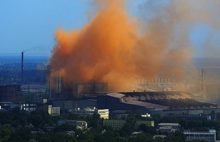 На Дніпропетровщині місто огорнув червоний дим (ФОТО, ВІДЕО)