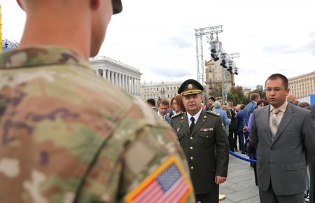 Полторак нагородив американських військових, які евакуювали людей у Львові