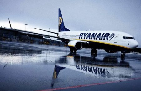 У Ryanair кажуть, що  диспетчери з Білорусі сповістили про загрозу на борту літака
