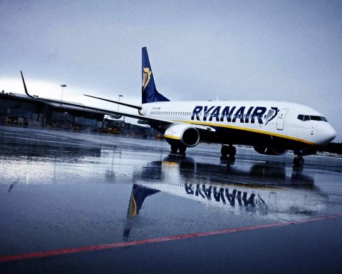 У Ryanair кажуть, що  диспетчери з Білорусі сповістили про загрозу на борту літака