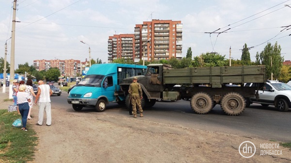 У Слов’янську сталася ДТП за участі військової вантажівки і маршрутки (ФОТО)