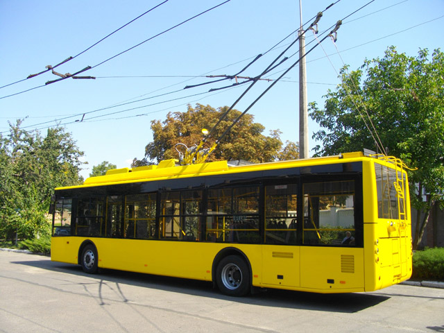 У столиці тролейбус на швидкості врізався в будинок (ФОТО)