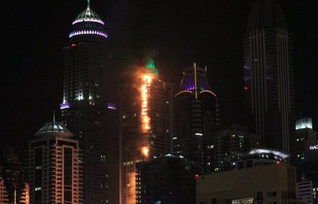 З’явилося відео, як палав житловий хмарочос в центрі Дубая (ВІДЕО)