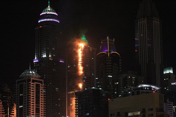 З’явилося відео, як палав житловий хмарочос в центрі Дубая (ВІДЕО)