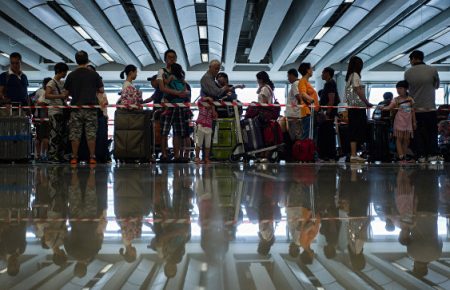 В аеропорту Гонконгу скасували понад 300 рейсів через тайфун «Пакхар»