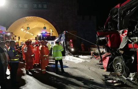 Китай: автобус врізався в стіну тунелю. Загинули понад 30 людей (ФОТО)