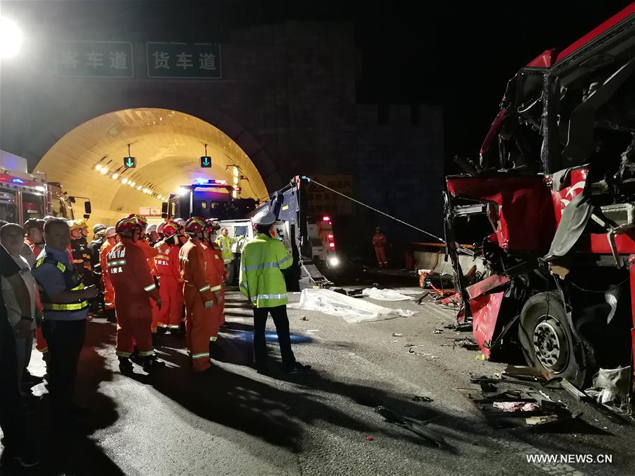 Китай: автобус врізався в стіну тунелю. Загинули понад 30 людей (ФОТО)