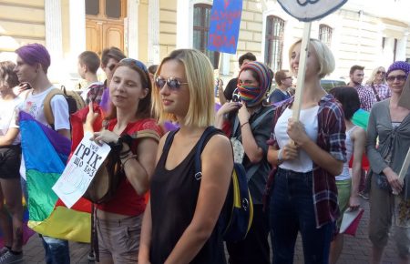ЛГБТ-активісти у Одесі пройшли тільки половину маршу, далі їх заблокували – активістка