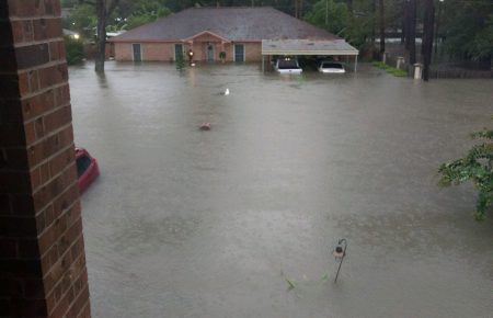 Ураган «Харві»: з затопленого будинку для людей похилого віку евакуювали 15 осіб (ФОТО)