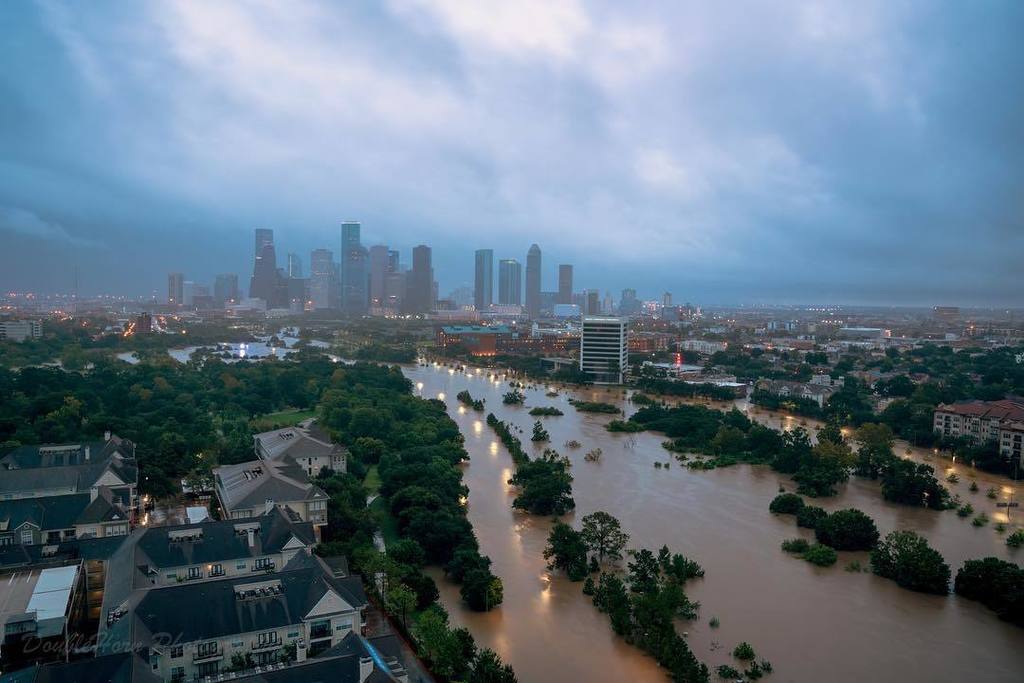 Повінь в Техасі: затоплені вулиці і будинки найбільшого міста штату (ФОТО і ВІДЕО)
