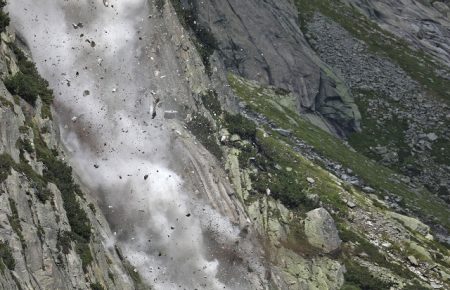 В Швейцарії туристи потрапили під каменепад, є поранені