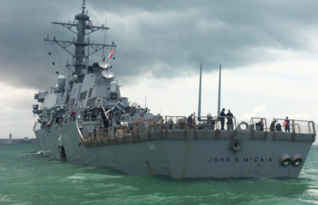 Військовий корабель ВМС США зіткнувся з торговим судном на схід від Сінгапуру