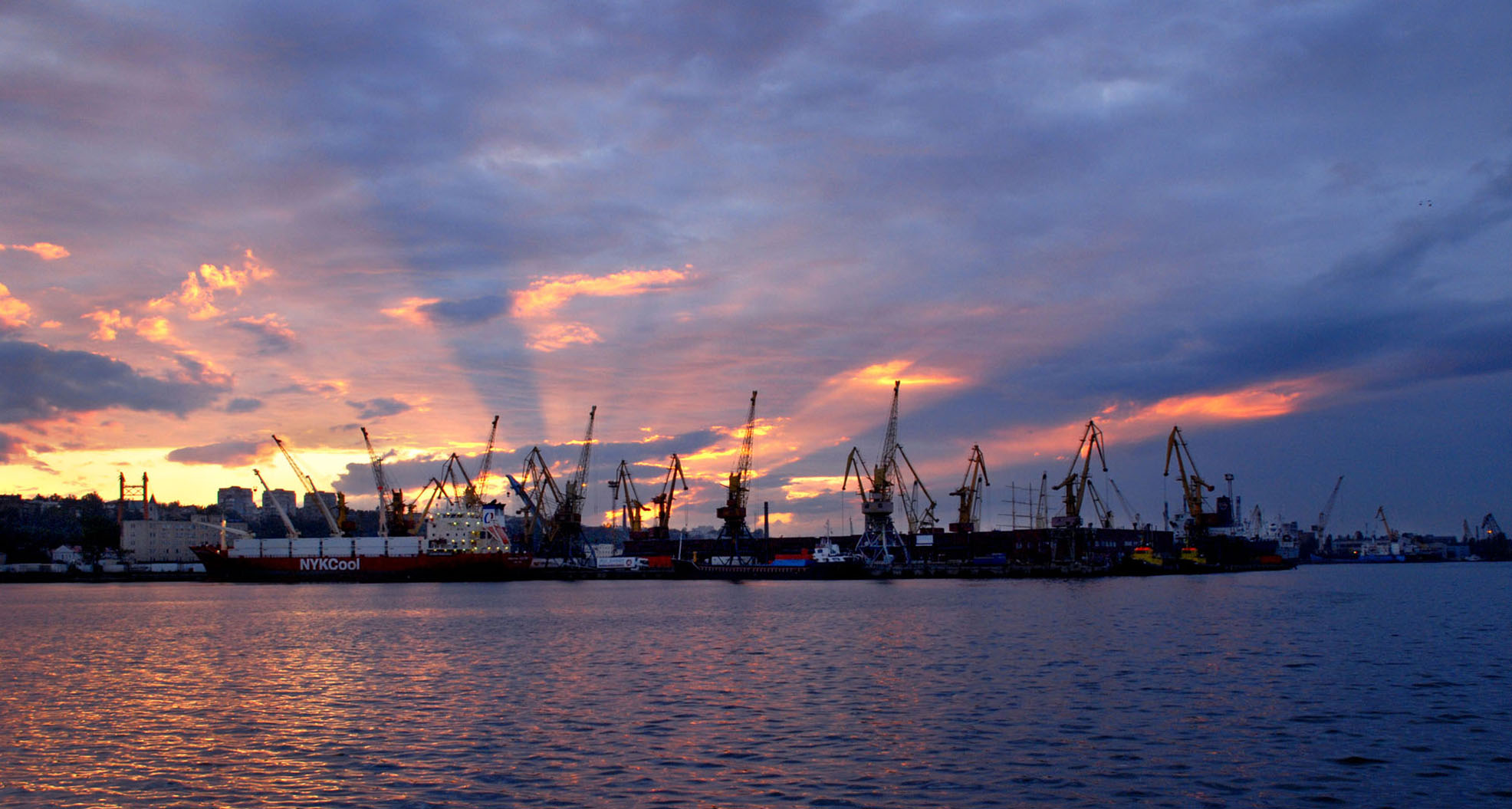 У Маріупольському порту розповіли, які збитки отримують через перекриття Керченської протоки