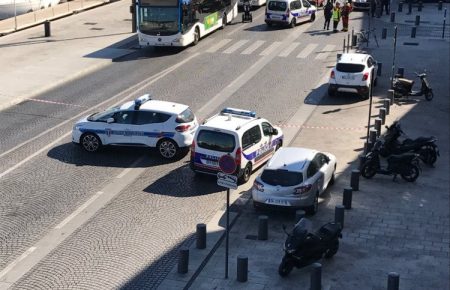 Марсель: авто врізалося в автобусні зупинки, одна людина загинула