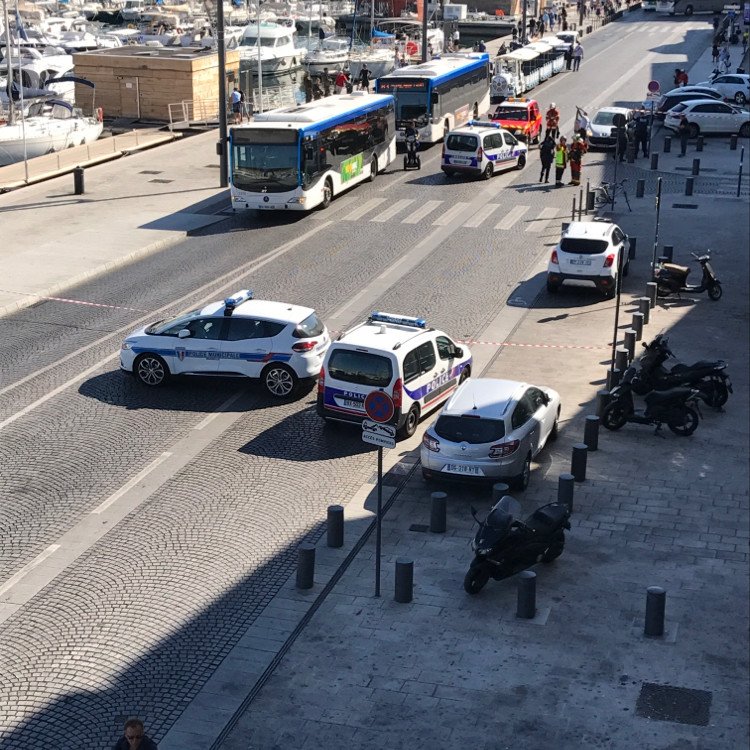 Марсель: авто врізалося в автобусні зупинки, одна людина загинула