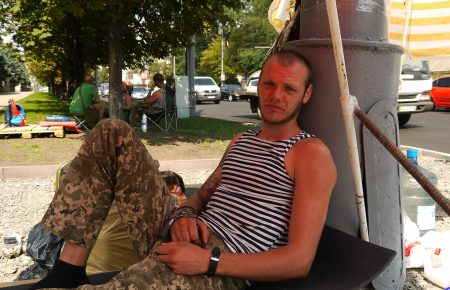 «Офіцери і солдати Міноборони несуть нам воду і цигарки» — боєць АТО про четвертий день голодування в столиці