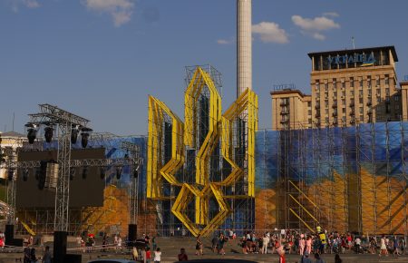 До Дня Незалежності на Хрещатику монтують величезний тризуб  (Фоторепортаж)
