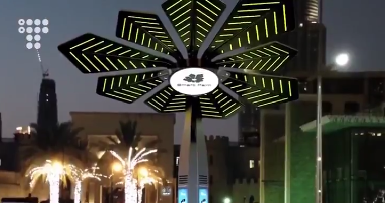 В Дубаї «розумні» пальми заряджають телефони та гаджети (ВІДЕО)