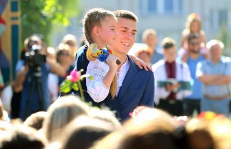 Крокуємо до мирного життя, — Порошенко про освіту на Донбасі