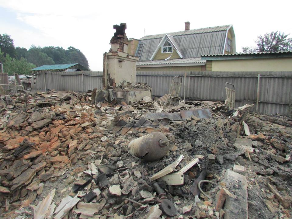 Наслідки пожежі в селі Малинове на Луганщині (ФОТОРЕПОРТАЖ)