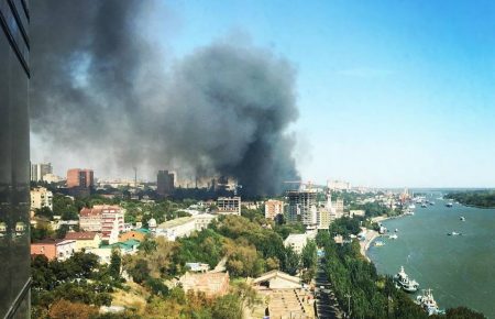 Масштабна пожежа в Ростові: вибухають газові балони, людей евакуюють (ВІДЕО)