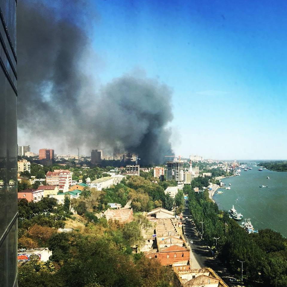 Масштабна пожежа в Ростові: вибухають газові балони, людей евакуюють (ВІДЕО)