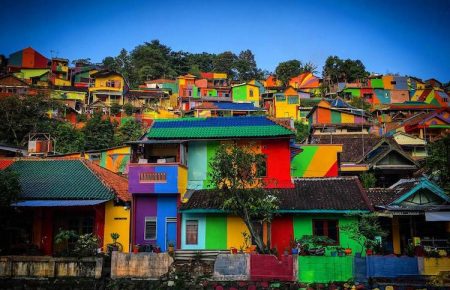 "Додати кольорів у сіру буденність". Мешканці індонезійського села розфарбували власні будинки