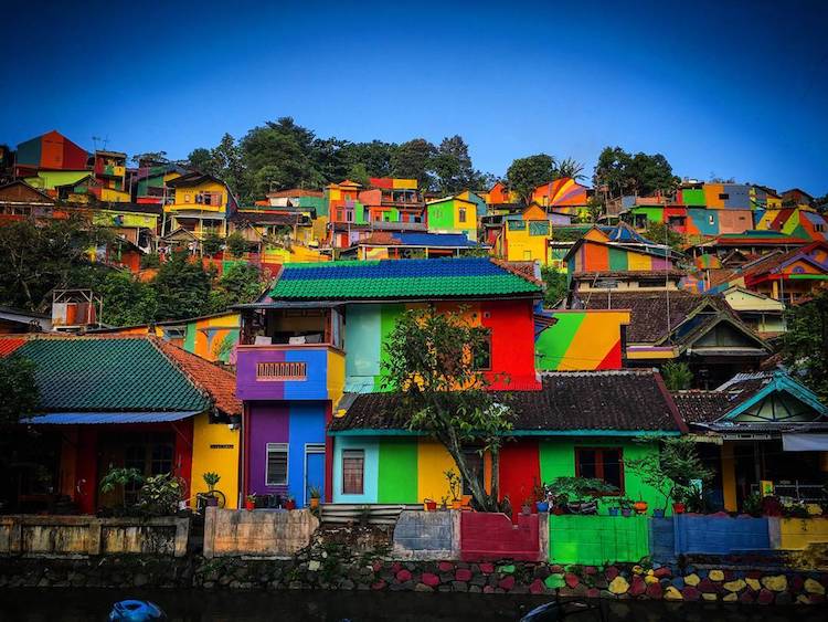 "Додати кольорів у сіру буденність". Мешканці індонезійського села розфарбували власні будинки