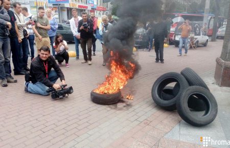 Під Апеляційним судом палають шини, активісти вимагають розслідування справ Майдану