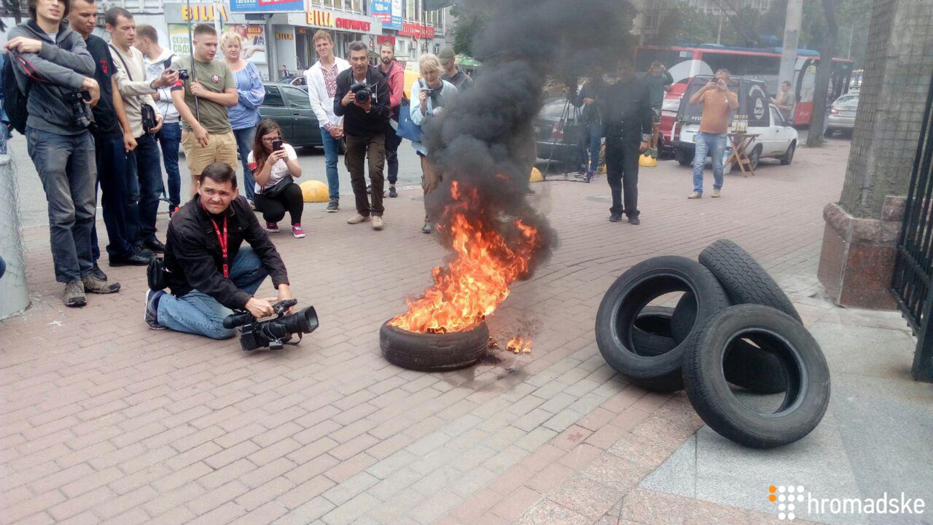 Під Апеляційним судом палають шини, активісти вимагають розслідування справ Майдану