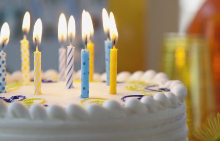 Науковці довели, що задувати свічки на торті не дуже безпечно