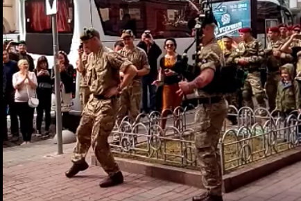 Військові Великої Британії зіграли та станцювали в центрі Києва (ВІДЕО)
