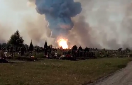 З'явилося відео, як у Донецьку горіли склади заводу, де утилізували вибухівку (ВІДЕО)