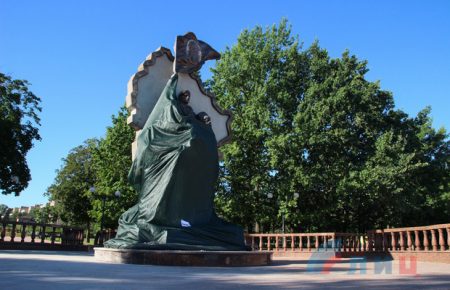 Появились фото взорванного в Луганске памятника боевикам (ФОТО)