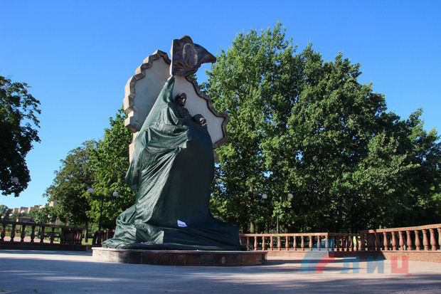 Появились фото взорванного в Луганске памятника боевикам (ФОТО)