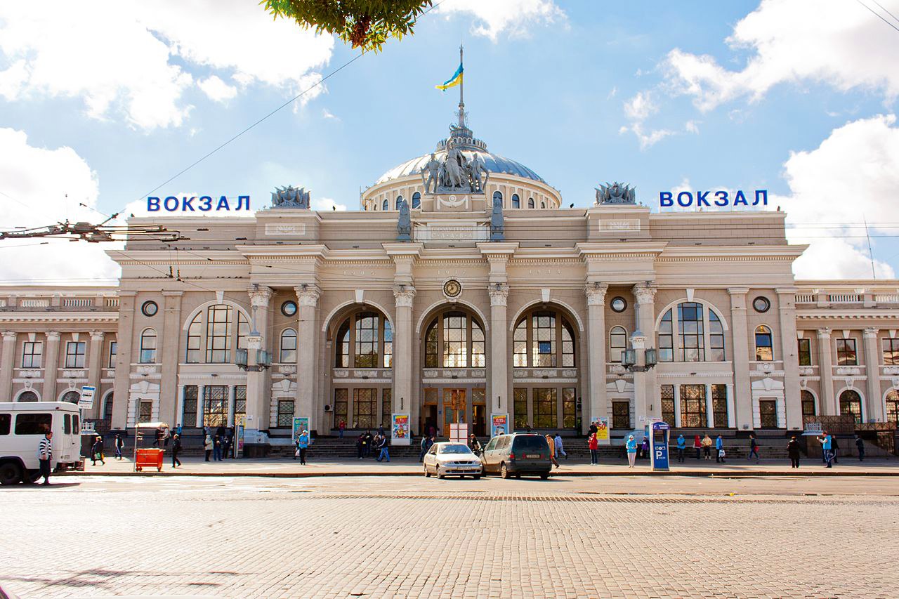 У Одесі евакуюють людей із вокзалу через повідомлення про замінування