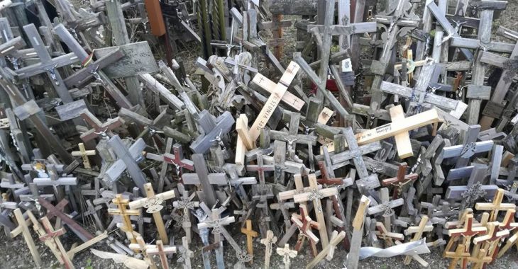 Литва: на Горі Хрестів зламали хрести, поставлені українськими військовими (ФОТО) Литва: на Горі Хрестів зламали хрести, поставлені українськими військовими (ФОТО)