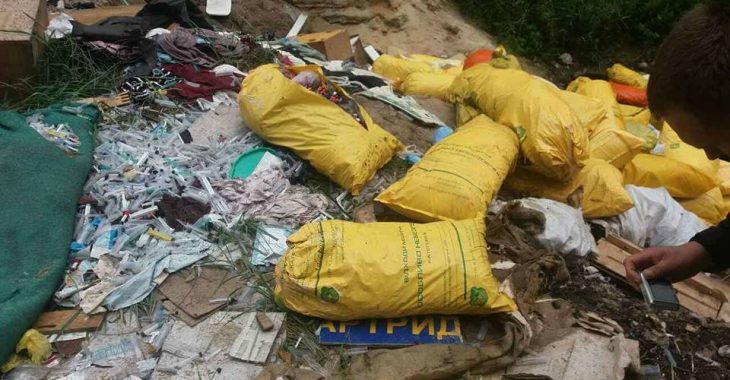 В лісі на Київщині виявили незаконне звалище медичних відходів (ФОТО) В лісі на Київщині виявили незаконне звалище медичних відходів (ФОТО)