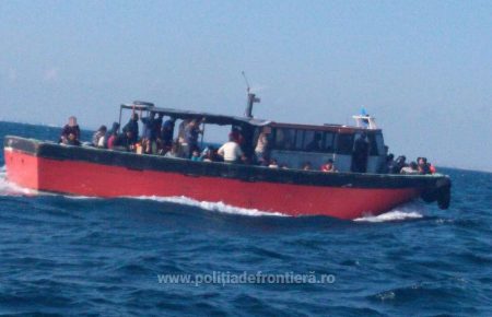 У Чорному морі затримали судно з 87 мігрантами (ФОТО)
