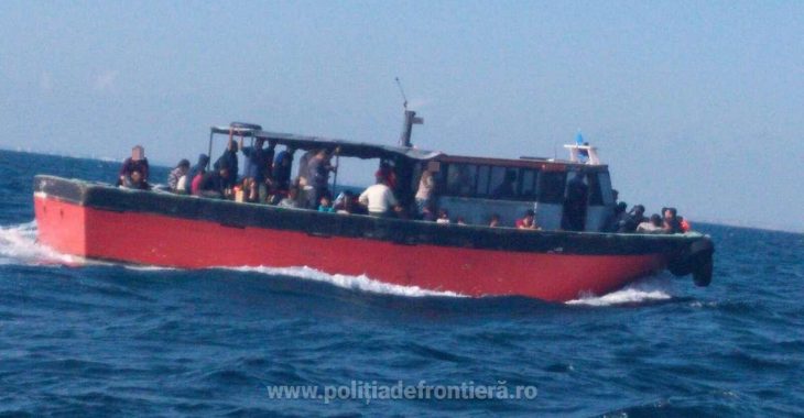 У Чорному морі затримали судно з 87 мігрантами (ФОТО) У Чорному морі затримали судно з 87 мігрантами (ФОТО)